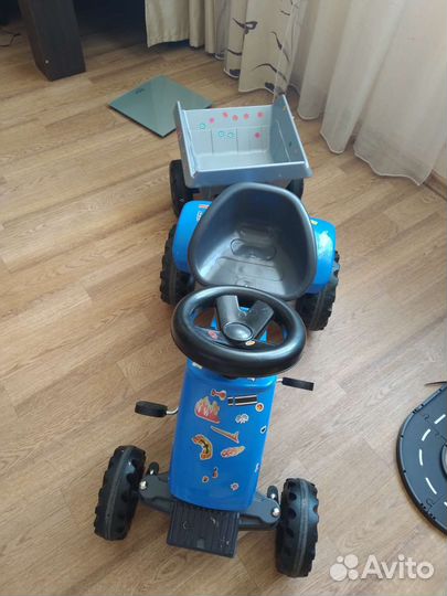 Машинка-каталка синий трактор с педалями