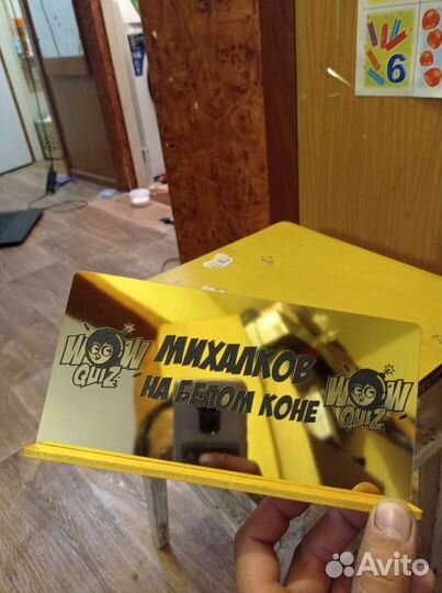 Подставка из зеркального пластика и дерева