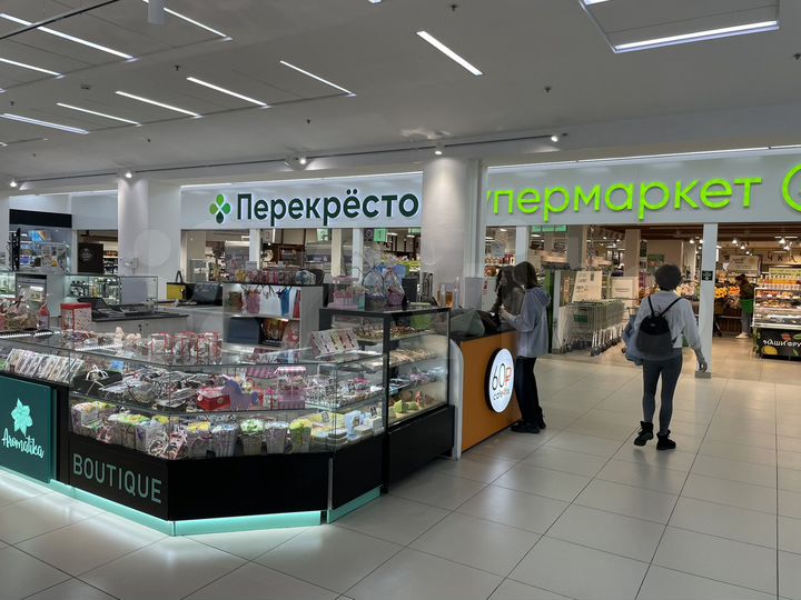 Современный остров из черного глянца