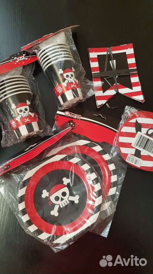 Стаканы, тарелки, салфетки, гирлянды пираты