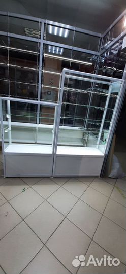 Торговые стеклянные витрины с подсветкой