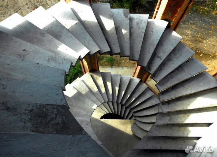 Бетонная лестница в частном доме