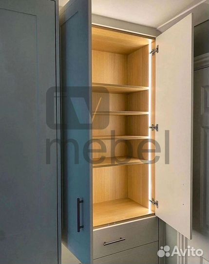 Зеркальный шкаф