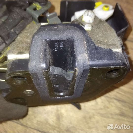 Замок двери задней правой Hyundai Terracan