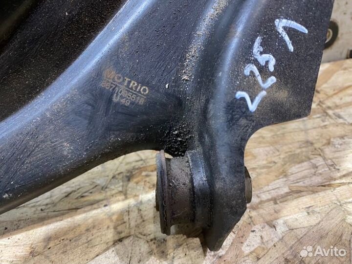 Рычаг подвески Renault Megane седан 2006