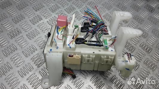 Блок предохранителей toyota avensis T27 (UBN03M101