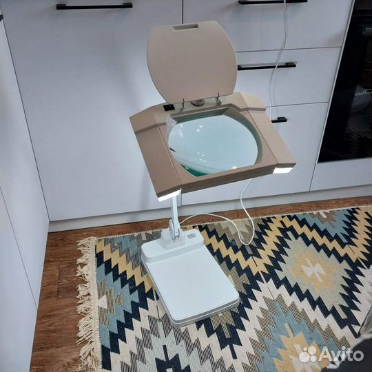 Лампа с увеличительным стеклом