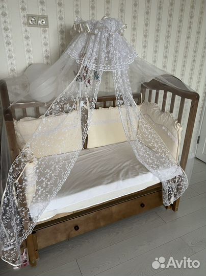 Детская кроватка с маятником