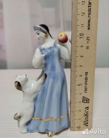 Фигурка девушка с яблоком и собакой СССР