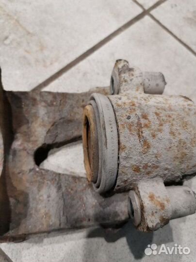 Суппорт передний правый Volkswagen Golf мк6 1.6