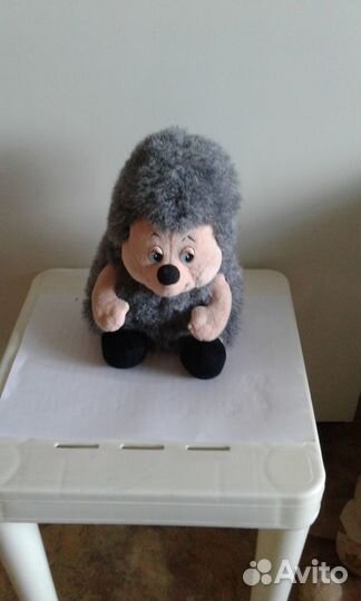 Игрушки мягкие. Зайчики