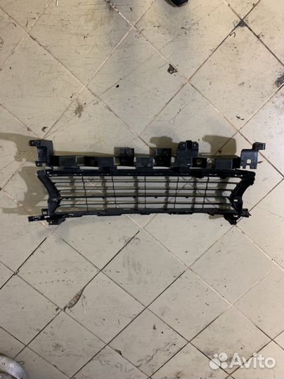 Решетка бампера renault logan 2