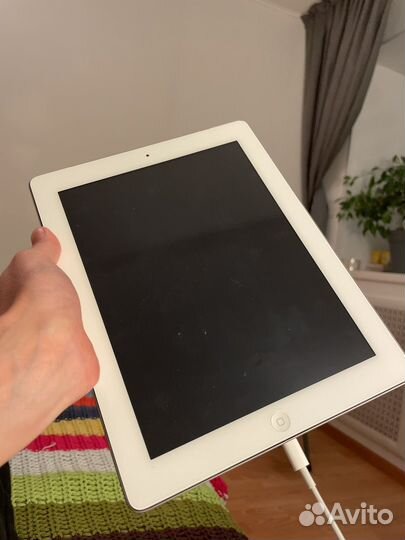 iPad (4-го поколения, Wi-Fi + Cellular)