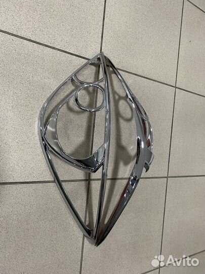 Накладка хром на задние фонари Nissan Tiida хетчбе