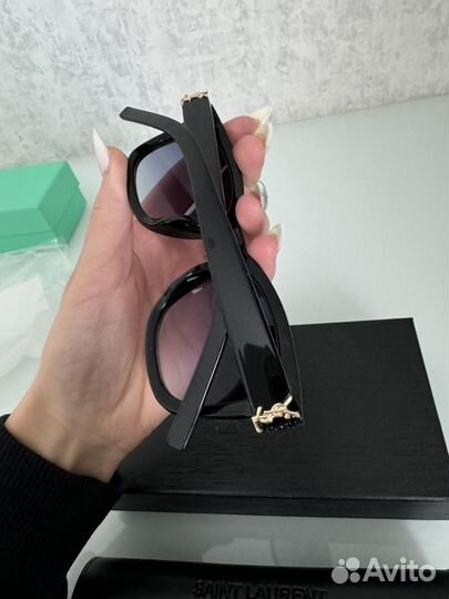 Солнцезащитные очки Yves Saint Laurent