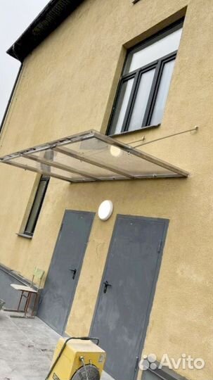 Козырек со стеклом на зажимной профиле