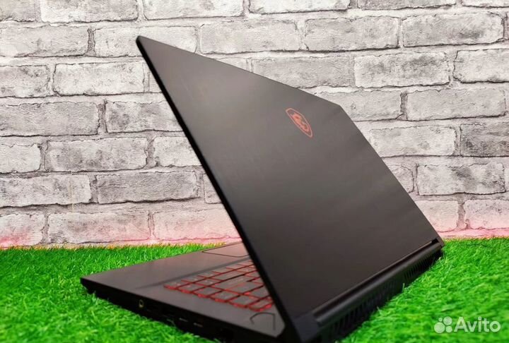 144GHz MSI i5 9300H / RTX 2060 / RAM 16 /SSD 256