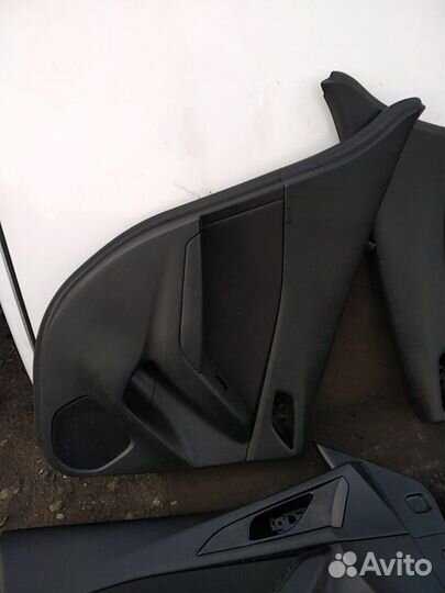 Обшивка дверей Mazda 3 BM