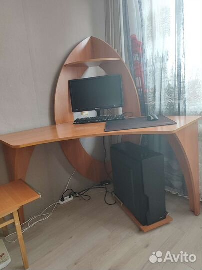 Угловой компьютерный стол