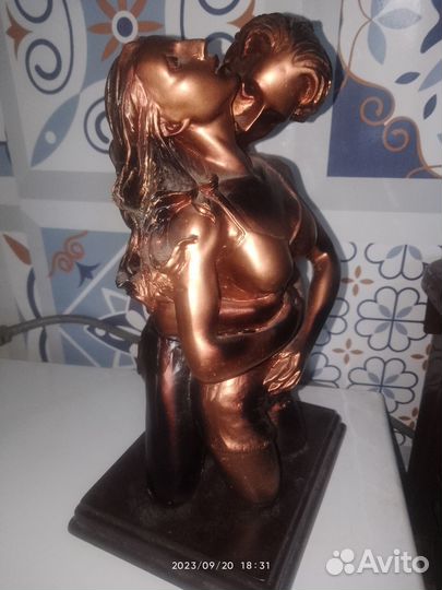 Статуэтка на подставке