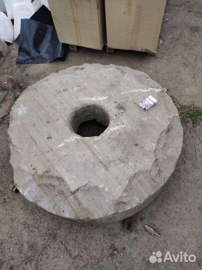 Старинный жернов