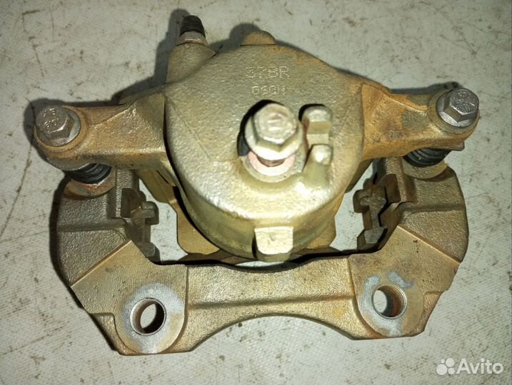 Суппорт передний левый Ниссан Примера P 12