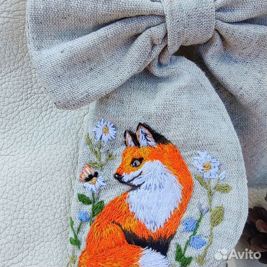 Льняной бант с вышивкой ручной работы 