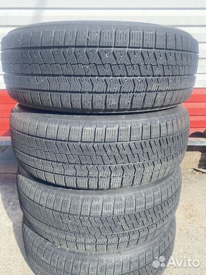 Bridgestone Blizzak VRX2 215/60 R17