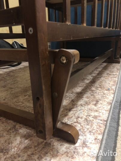 Детская кроватка с маятником