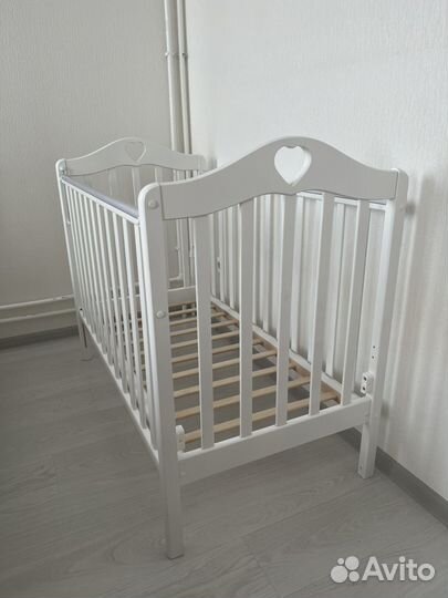 Кроватка для новорожденных с маятником