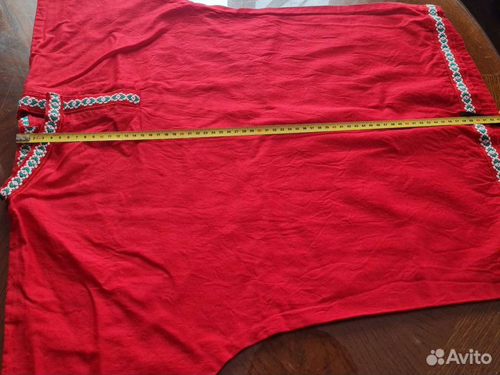 Русская красная рубашка и картуз