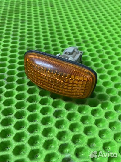Повторитель на крыло левый желтый Nissan Almera (N