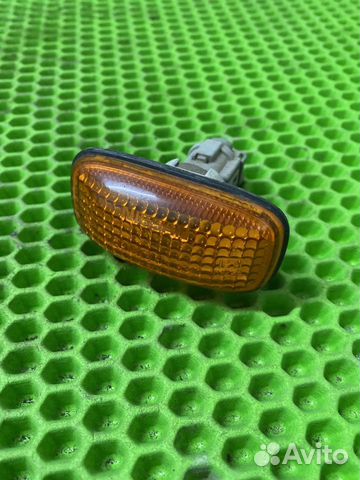 Повторитель на крыло левый желтый Nissan Almera (N