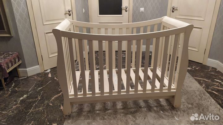 Детская кроватка с продольным маятником
