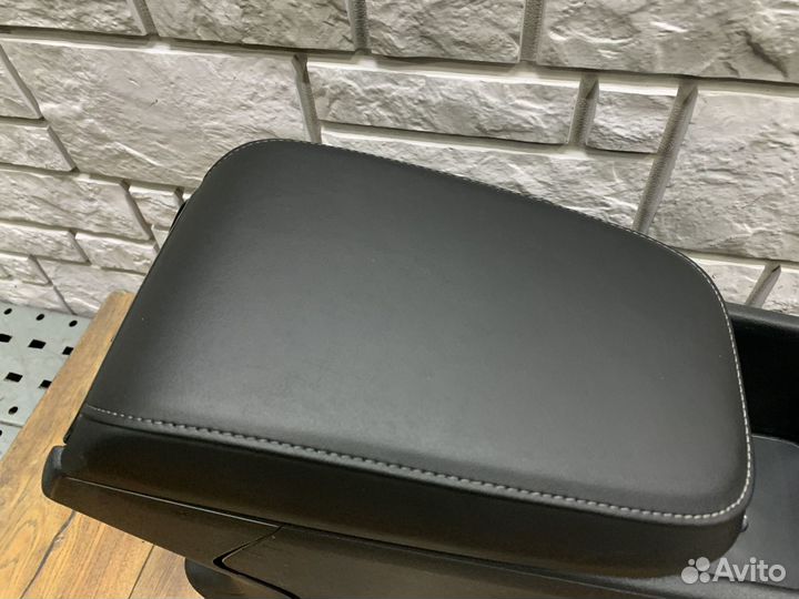 Skoda Kodiaq Консоль центральная с подлокотником