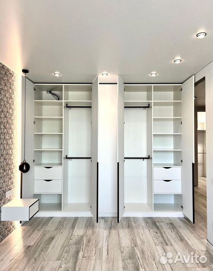 Шкаф с встроенной гладильной доской