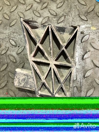 Кронштейн заднего бампера правый