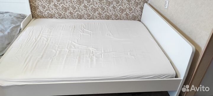 Кровать двухспальная с матрасом