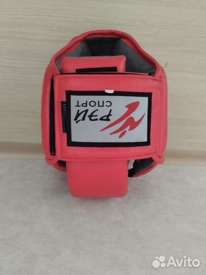 Шлем и перчатки спортивные