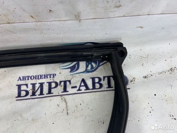 Уплотнитель проема двери задний правый Mitsubishi