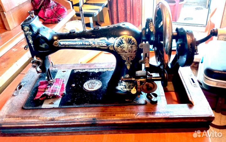 Антикварная ручная швейная машинка