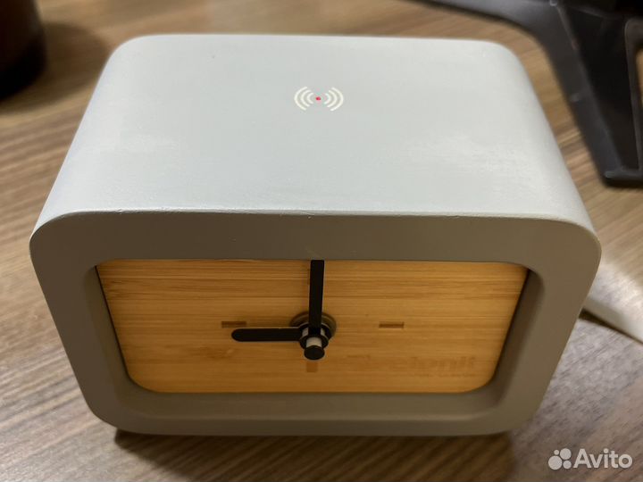 Часы с беспроводной зарядкой