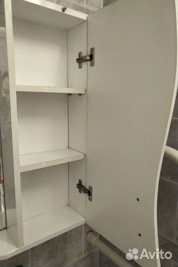 Раковина с тумбой и зеркало для ванной