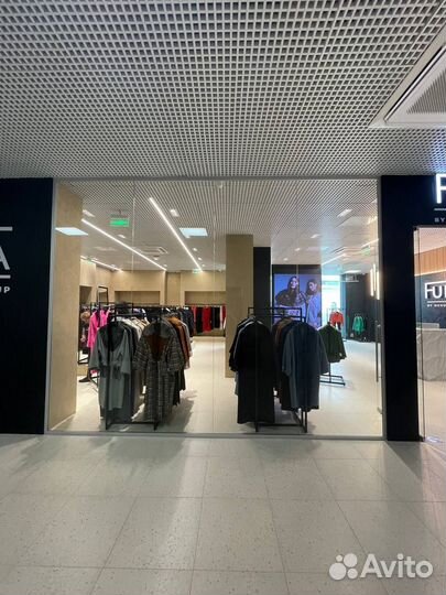 Стеклянные пеpeгоpодки в торговый центр