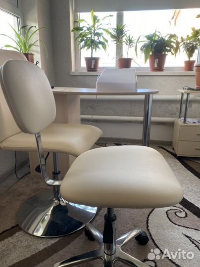 Стул для мастера маникюра бу на колесиках