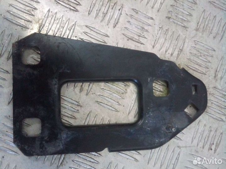 Кронштейн усилителя переднего бампера VW T5