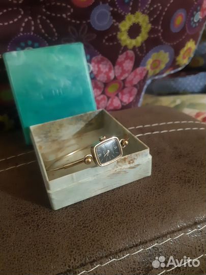 Часы-браслет 