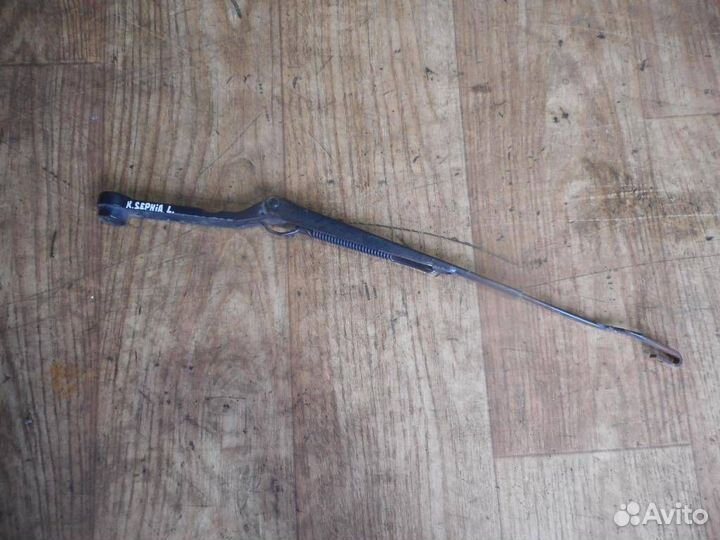 Поводок стеклоочистителя передний левый Kia Sephi