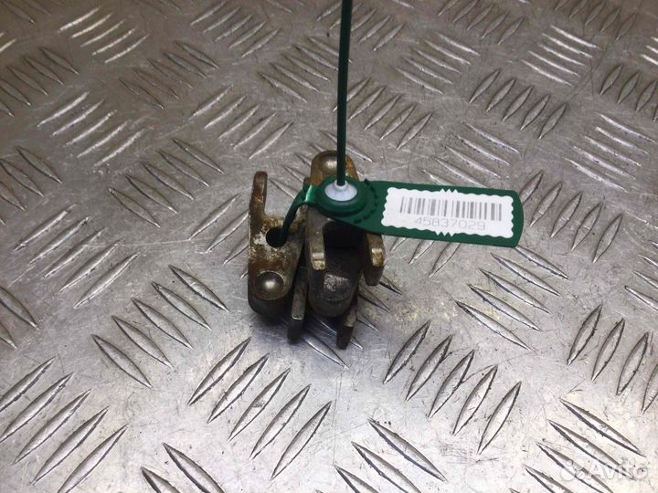 Скоба (кронштейн) крепления форсунки Mercedes C-kl