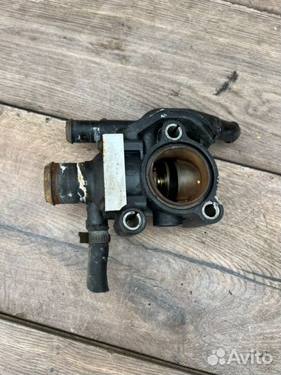 Корпус термостата Ford Focus 1 седан 1.8 2004